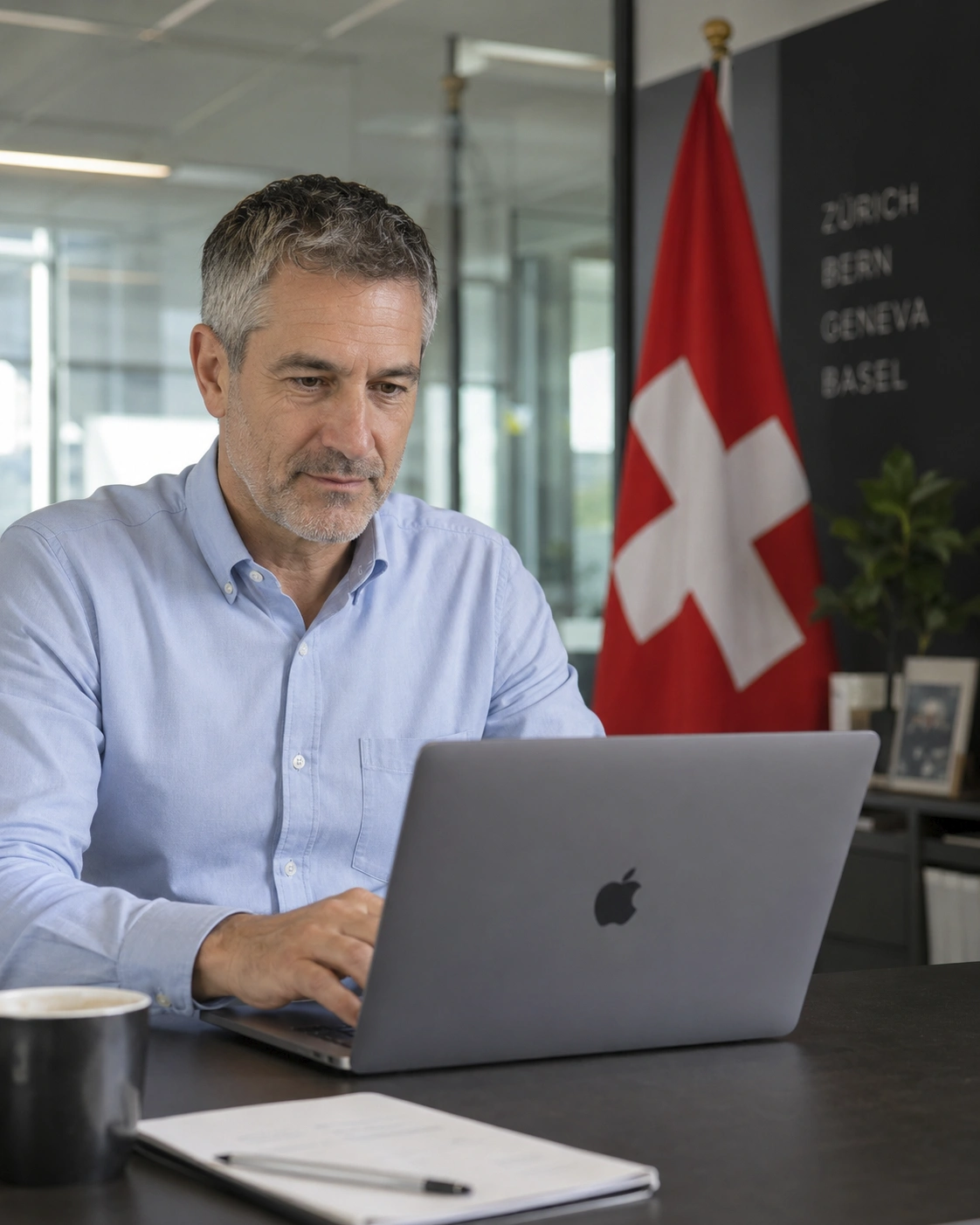 Person nutzt KI-Werkzeuge am Laptop